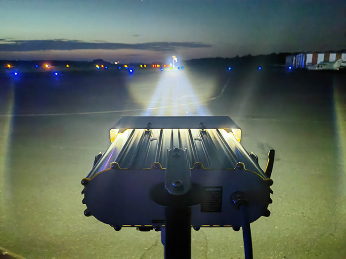 Корабельный прожектор подсвета водной поверхности