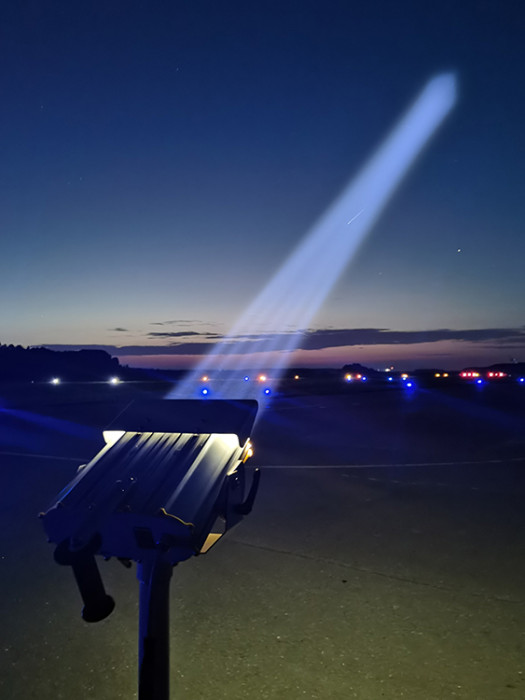 Корабельный прожектор подсвета водной поверхности