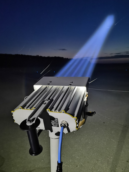 Корабельный прожектор подсвета водной поверхности